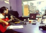 Oraingo hontan gure artean Santiago Outes musikari argentinar gaztea daukagu. Musika ikasi eta gero kabitik abiatu eta bere konposizio propioak egiten hasi da. Oraintxe bertan disko bat grabatzeko prozesuan dago eta gurera etorri da bere esperientzia musikal bitalari buruz hitzegitera. Zuzenean bi abesti ere jo dizkigu eta plazer bat izan da berarekin eta bere neska […]